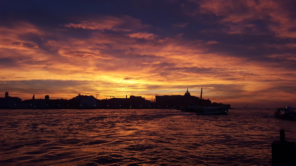 Perché il cielo cambia colore al tramonto?
